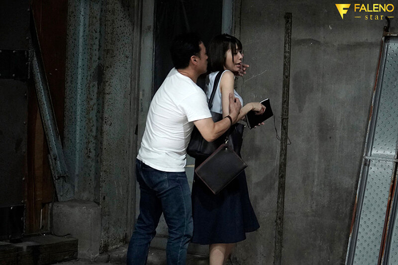 町工場。手錠の鍵は膣の中。あなたは「助けて」と言われ彼女を助けることはできますか? つばさ舞 1