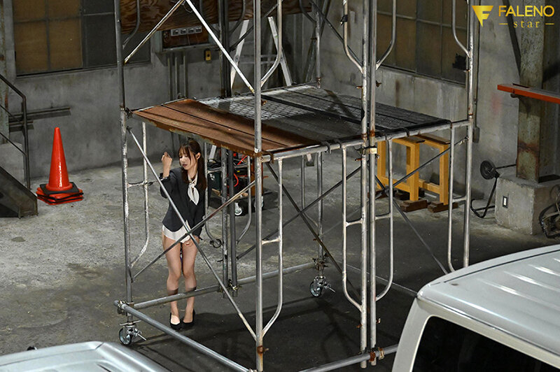 町工場。手錠の鍵は膣の中。あなたは「助けて」と言われ彼女を助けることはできますか? 天使もえ 3