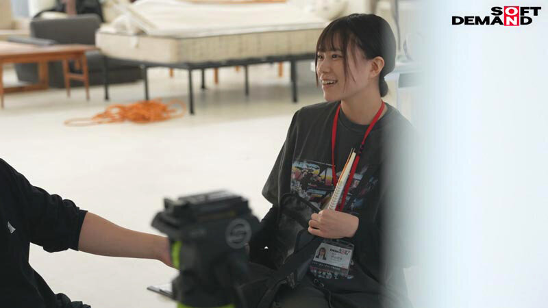 【特典版】SOD女子社員 制作部 中途1年目 岡島明来（24） 工口勉 初AV成果報告 2