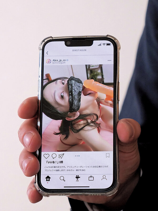 美人広報が裏垢と間違えて公式SNSに誤爆したエロ写メを秒でスクショした僕は口止めパコ狙いで近づいたけど想像を超える絶倫ビッチで何度イッてもやめてもらえずザーメンも男潮も搾り取られた 足立友梨 2