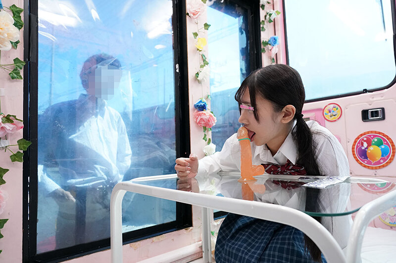 一般男女モニタリングAV×マジックミラー便コラボ企画 彼氏の目の前で路上NTR！女子○校生が初めての「お口だけでコンドーム装着」に挑戦！ノーハンドでデカチンを咥えたうぶなオマ○コは恥じらいながらもびしょ濡れ！彼氏の目の前で寝取って最後はゴムを外して生中出し！ 2