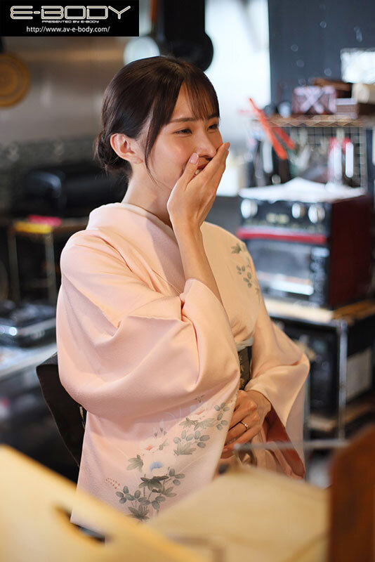 お客様には決して見せない、着物で隠れた純白Gカップと淫らな人妻セックス 料亭の美人女将 佐野秋帆(28)AVデビュー 2