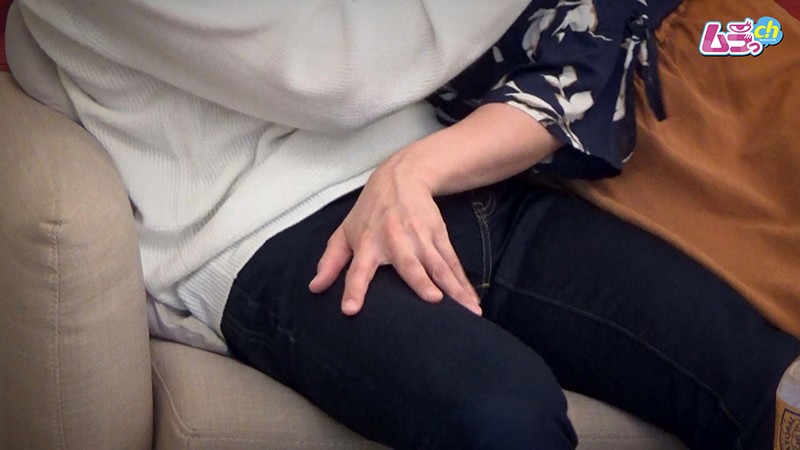 カップル盗撮 色気ムンムンの女が年下彼氏のウブな反応にS心掻き立てられ腰振りSEX 4