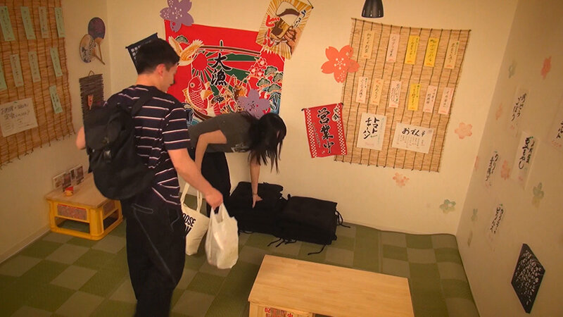 ニンゲン観察 閉店後のバイト先の居酒屋で陽キャビッチ女子に童貞を奪われてしまったシャイボーイ。 1