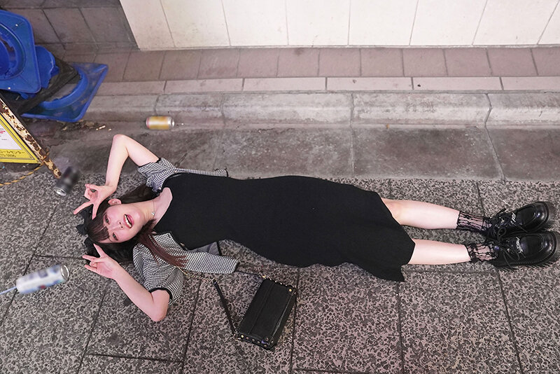 酔い潰れ寝転びギャルをお持ち帰り!@歌舞伎町 イラマ・スパンキング・首絞め へべれけ5P やよい (メスガキ31) 三葉やよい 2