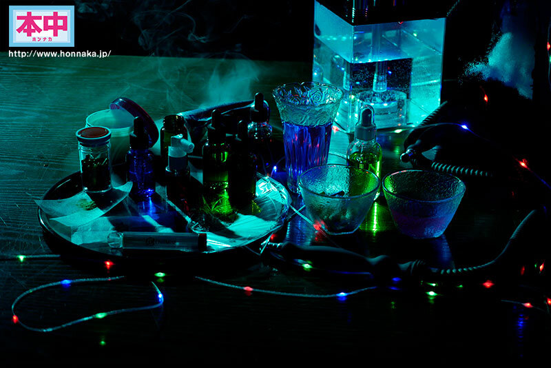 七瀬アリスの体内に10種類の媚薬を注入!どんどん下品にキマりまくる7変化 濃縮媚薬マン汁だらだらで相手のチ●ポもキマって止まらない中出しと射精30発 1