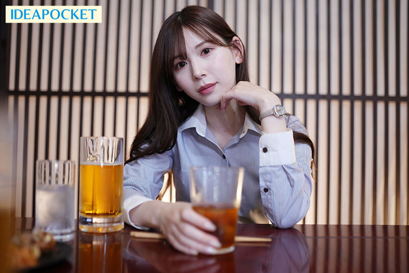 いつもボクを軽蔑してくる女上司と出張先でまさかの相部屋に…酔って痴女化した彼女のささやき騎乗位で朝までみっちり17発も搾り取られた童貞のボク 明里つむぎ 1