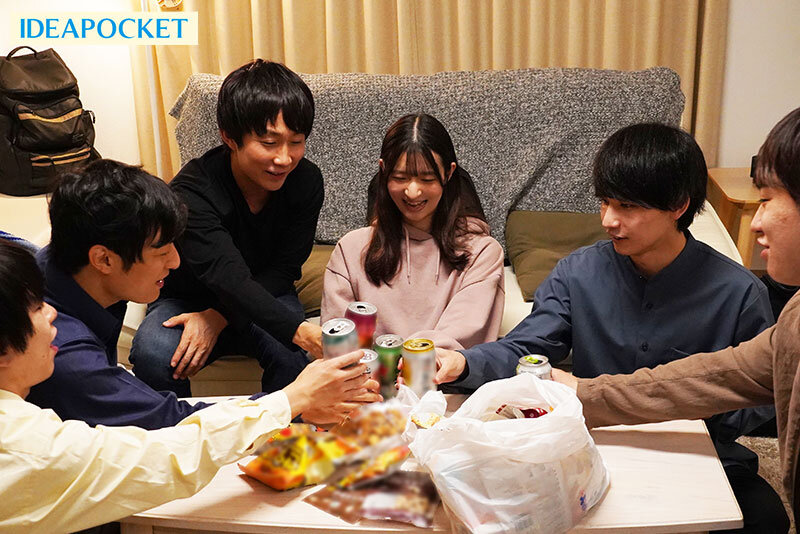 「女1人で参加したのが間違いでした…」 宅飲みで同級生達に廻された女子大生。 さくらわかな 1