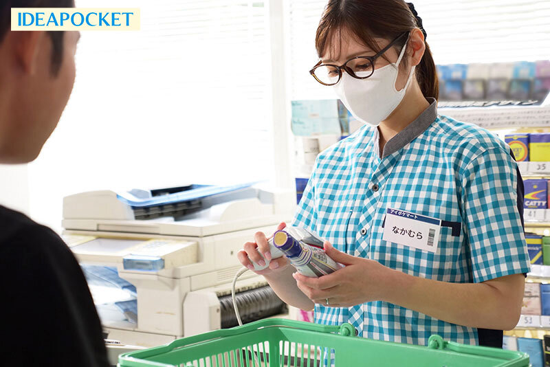 コンビニの年下バイトから女として求愛され 不倫にハマってしまった愛に飢える元タレント人妻 仲村みう 1