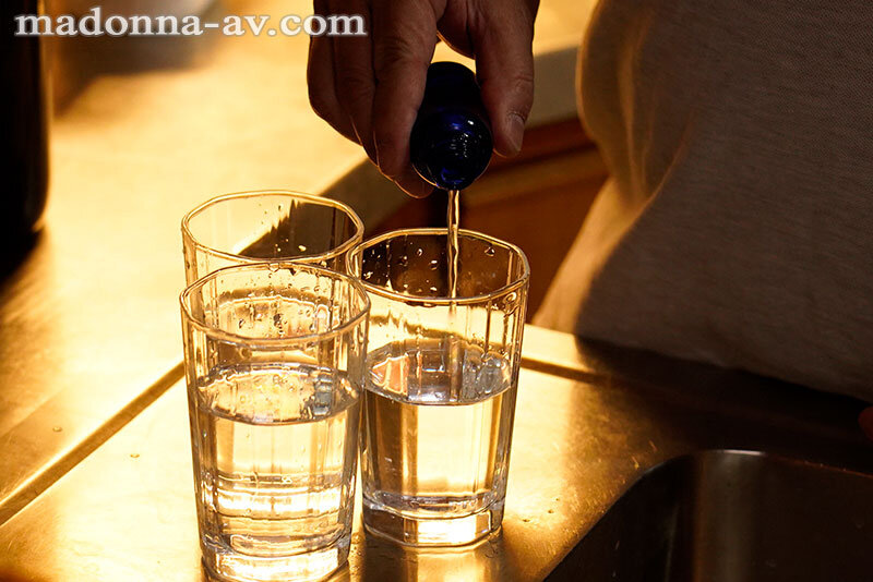 巨乳で美しい妻が僕の叔父にキメセク中出しで何度もエビ反り絶頂させられていた。 媚薬NTR 叶愛 2