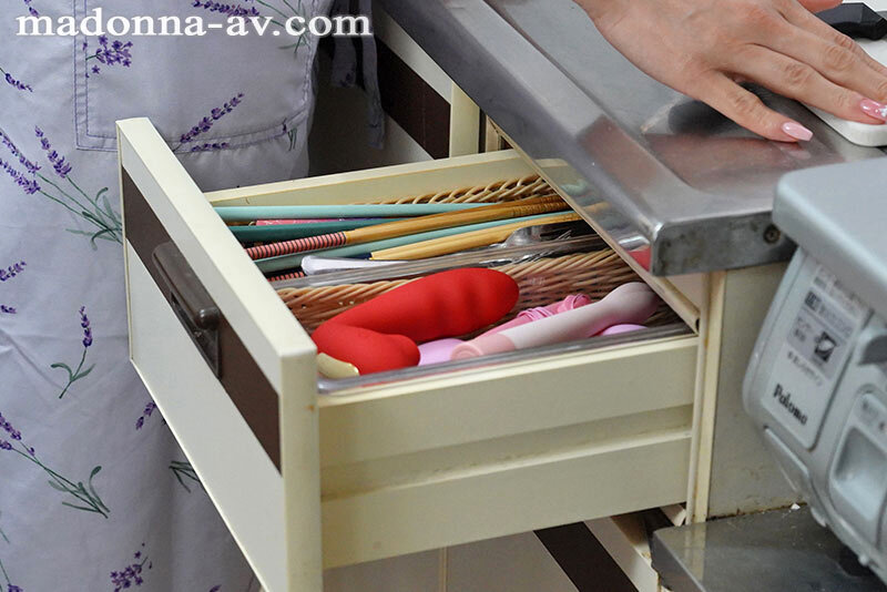 お宅訪問ロケに出演しただけなのに…憧れの白石さん家の奥さんがオナニー狂いだと近所中にバレて中年オヤジたちの性玩具にされた話。 白石茉莉奈 3