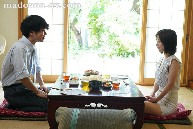 汗ほとばしる人妻の圧倒的な腰振りで、僕は一度も腰を動かさずに中出ししてしまった。 小島みなみ 1