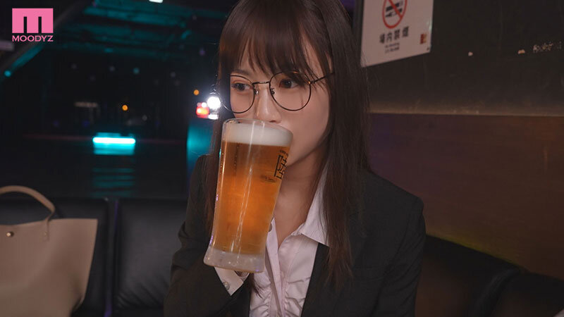 いつも地味メガネ女上司を酔わせたら…囁き誘惑キス魔になって何度も何度も勃起に持ち込まれ飲めば飲むほど無限中出し!! 天宮花南 1