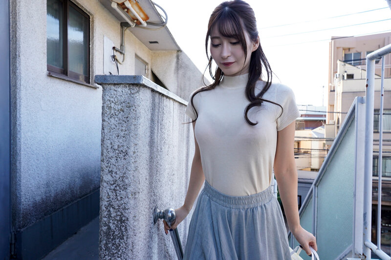 下の階に引っ越してきた人妻が巨乳すぎる!押しの弱さに付け込んで大きくてやわらかいおっぱいを堪能しながら中出し 夏夜える 1