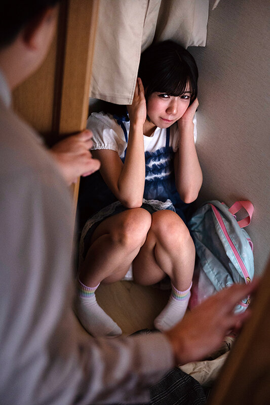 強●回避かくれんぼ お父さんとお義母さんが居ない間に、知らないおじさん達がやってきました。怖かったので、逃げました。押し入れにも隠れました。でも、捕まってしまいました…。 日向由奈 1