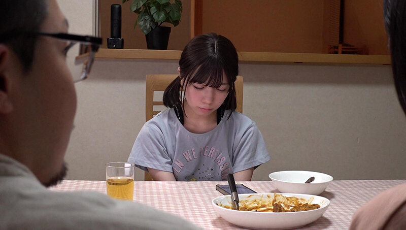 強●回避かくれんぼ お父さんとお義母さんが居ない間に、知らないおじさん達がやってきました。怖かったので、逃げました。押し入れにも隠れました。でも、捕まってしまいました…。 日向由奈 2