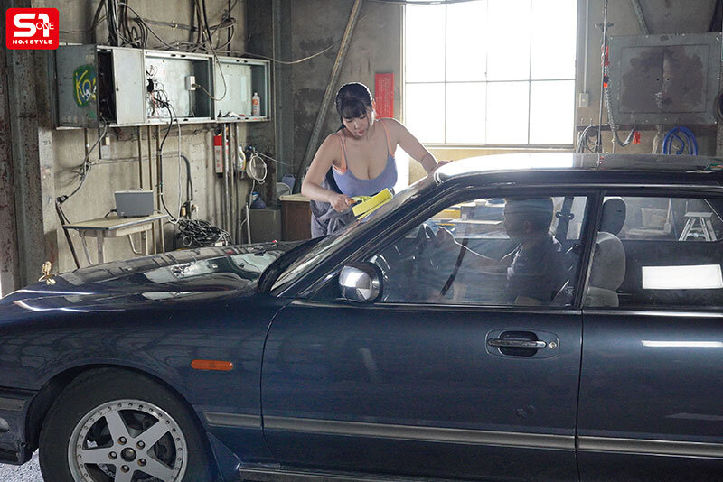 作業中に押しつぶされる超肉感バストが男の理性を破壊する…Mcupガテン女子の乳ワイパー誘惑 みなみ羽琉 2