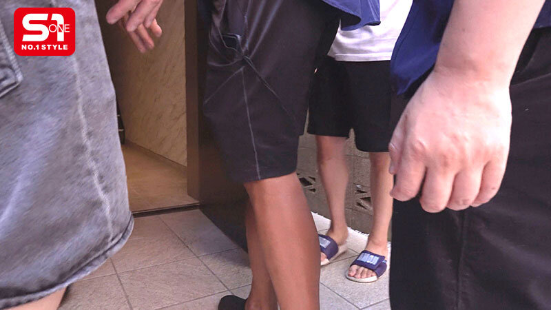 SEXもオナニーも180日間サセなかった禁欲女が住むガチ自宅に大量チン凸!即ズボ大乱交で激イキ大反応リアルドキュメント 村上悠華 2