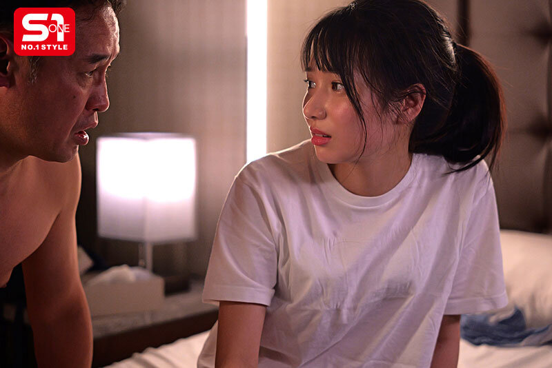 終電逃してセクハラ店長とまさかの相部屋…朝まで続くキモい性交に不覚にも感じてしまった汚れを知らないバイトちゃん 榊原萌 4