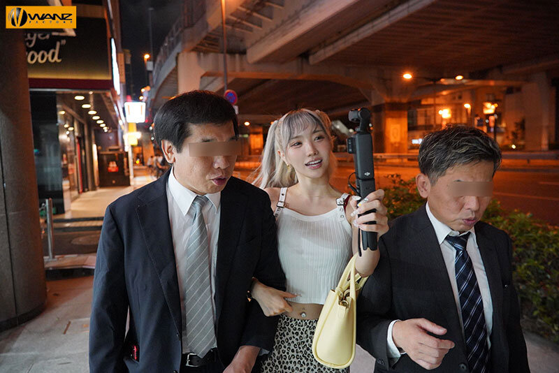 「イイって言うまで射精(だ)すなよ?」パンピーどM男をとっ捕まえてコリコリ乳首ジャック!手コキ寸止め焦らし痴女のナマパコ散歩 春陽モカ 1